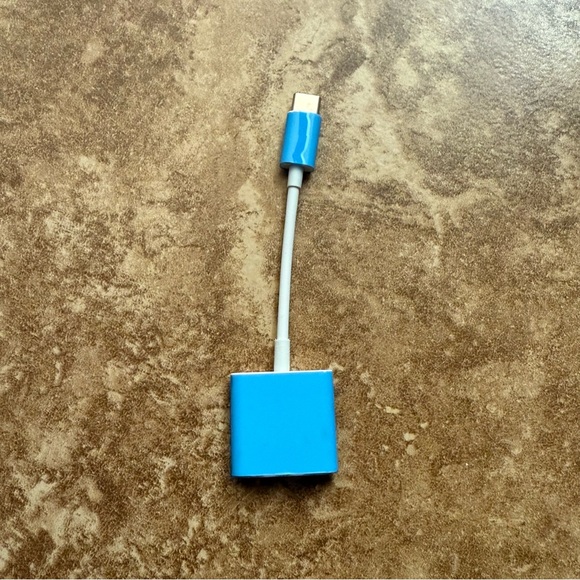 USB C Adapter (white color) - Picture 1 of 4